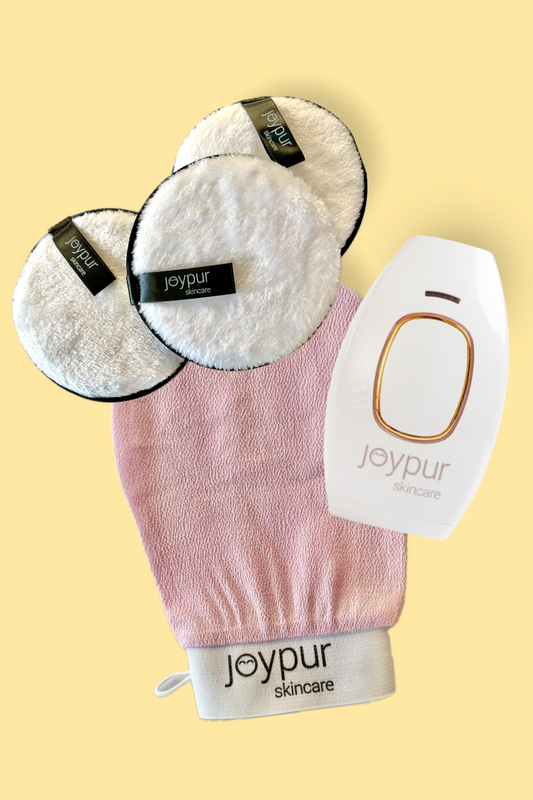 Joypur skincare logóval ellátott egy darab rózsaszín hámlasztókesztyű, 1 darab fehér villanófényes szőrtelenítő, 3 db fehér sminklemosó korong, háttérszín sárga